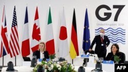 Британската външна министърка Лиз Трус и германската ѝ колежка Аналена Баербок по време на срещата в Ливърпул.