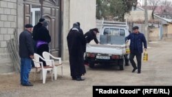 Наздикони Усто Устопиров ба хонаводаи Баҳром Ҳоҷиев кумак расониданд.