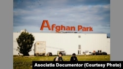 Migranții ajunși din Afganistan în Timișoara se adună pe un teren viran lângă un supermarket. Timișorenii i-au dat numele de „Afghan Park”. Fotografii din în proiectul Asociației DocuMentor au consacrat numele printr-o intervenție fotografică care nu va fi regăsită în realitate.