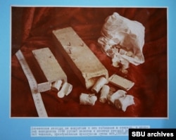 Монети от царско време, скрити в специално издълбани парчета дърво.