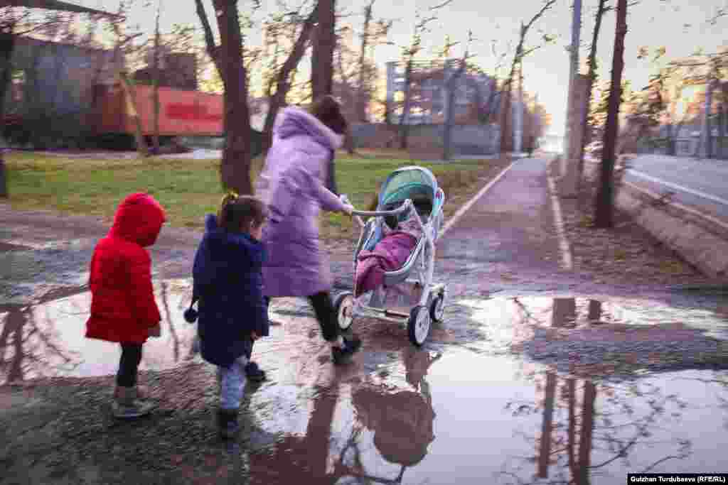 &quot;Кыздарым мага окшоп турмуштан сынбай, татыктуу билим алса экен дейм... Мен көргөн азапты алар көрбөсүн деп кудайдан суранам&quot;. &nbsp;