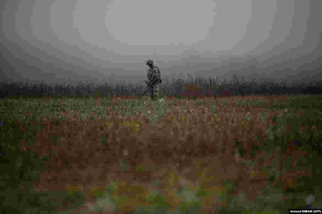 Американски војник на НАТО патролира во близина на границата меѓу Косово и Србија во Јариње на 2 октомври 2021 година додека Србите ги отстрануваат камионите и автомобилите со кои порано ја блокираа границата со Косово. - Србија и Косово постигнаа договор на 30 септември за ставање крај на тензичниот судир на нивната граница, рече претставникот на ЕУ Мирослав Лајчак. Двете соседни земји беа во расправија повеќе од 10 дена откако Косово забрани возила со српски регистарски таблички да влегуваат на негова територија како реципроцитет на долгогодишната српска практика против возилата кои патуваат на другата страна.&nbsp;