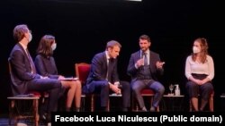 Eduard Rotariu, care lucrează în prezent la Universitatea Paris-Est Creteil, în timpul unei conferințe alături de președintele francez, Emmanuel Macron, 7 decembrie 2021.