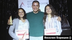 Генка Шикерова, Борис Митов и Дамяна Велева, и тримата от Свободна Европа, които получиха различни отличия, след връчването на наградите на Антикорупционния фонд, 9 декември 2021.