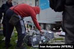 Деокупований Херсон без мобільного звʼязку, люди заряджають гаджети, листопад 2022 року