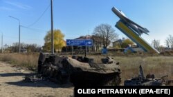 Uništeni ruski oklopnjak u blizini puta ka aerodromu Čornobajevka kod Hersona 15. novembra.