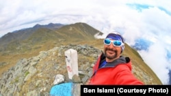 Ben Islami, pranë shenjës së "Majës së Njerit", majës më të lartë në Kosovë e emërtuar pas brendit të tij. 4 shtator, 2022.