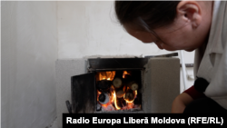 Suportul de 800 de lei este oferit gospodăriilor care sunt încălzite cu combustibili solizi, cum ar fi cărbune sau lemne, și au venituri mai mici decât coșul minim de consum.