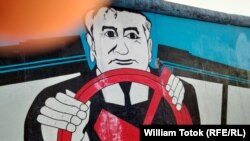 Gorbaciov, pictat pe Zidul Berlinului 