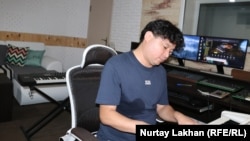 Акикат Калиолла в музыкальной студии в Алматы.