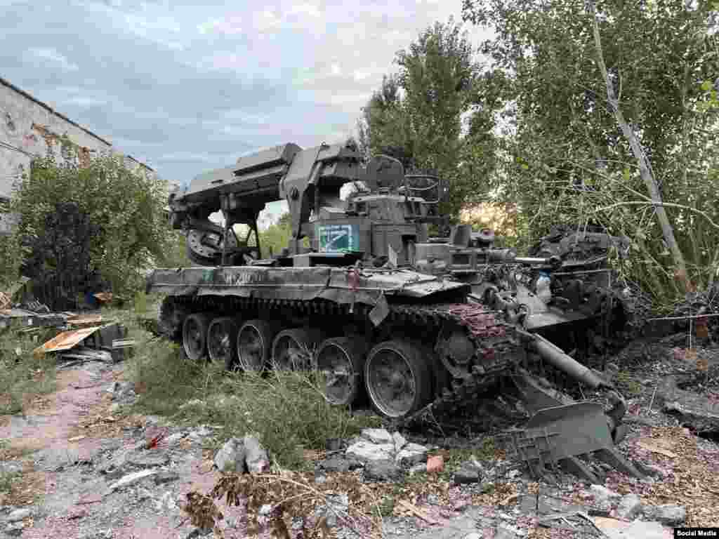 Vehicul logistic de luptă rusesc IMR-2 abandonat, fotografiat aparent în apropiere de orașul Izium. În ciuda masivelor cuceriri teritoriale ale ucrainenilor din ultimele zile, înregistrări video de pe canalele pro-Kremlin&nbsp;care circulă pe Telegram indică o rezistență crâncenă a rușilor în unele etape ale contraofensivei ucrainene.&nbsp;