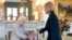 Britanska kraljica Elizabeta II. dočekuje Liz Truss, novu premijerku Britanije u palači Balmoral u Škotskoj, 6. septembra 2022.