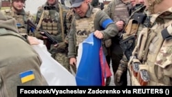 Орусиянын желегин айрып жаткан украин күчтөрү. 12-сентябрь, 2022-жыл. 