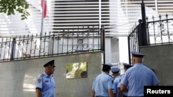 Policët shqiptarë duke hyrë në Ambasadën iraniane në Tiranë më 8 shtator, pasi diplomatët iranianë u larguan nga ndërtesa. 