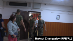 Чыңгыз Мамаевге байланыштуу соттук отурумдарынын бири. 