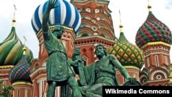 Coperta articolului „Russian World: Russia’s Soft Power and Geopolitical Imagination” publicat de Marlene Laruelle de la Center on Global Interests, Washington, 2015. Coperta arată părți ale Catedralei Sfântul Vasile de la Moscova.