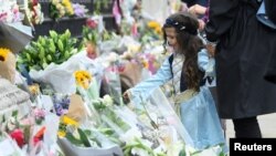 Građani donose cvijeće u Buckinghamsku palaču
