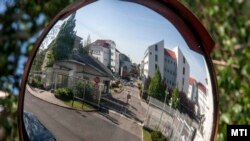 A Nemzetbiztonsági Szakszolgálat Törökvész úti épülete tükröződik egy közlekedési tükörben Budapesten 2013. április 29-én