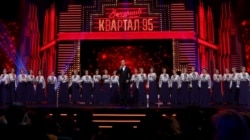 Актор «Студії Квартал-95» Євген Кошовий і учасники Хору імені Григорія Верьовки під час концерту-запису «Вечірнього кварталу». Київ, 15 жовтня 2019 року