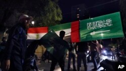 تجمع لبنانی‌های طرفدار عربستان سعودی مقابل سفارت این کشور در بیروت در اعتراض به سخنان وزیر اطلاع‌رسانی لبنان دربارۀ جنگ یمن