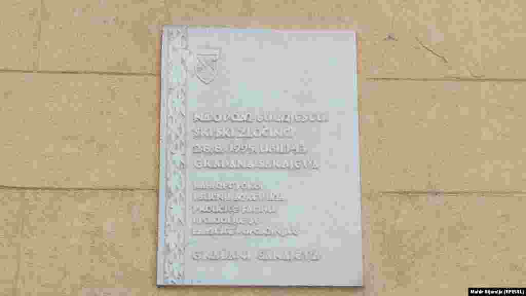 Minobacačka granata, ispaljena sa Trebevića, dvadesetak kilometara od Sarajeva, na ulazu Gradske tržnice je ubila 43, a ranila 84 građana Sarajeva.