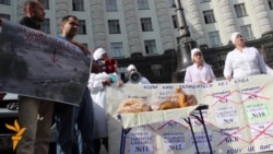 Під Кабміном голодують працівники хлібозаводу