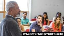 Abdulrazak Gurnah în cursul său de literatură de la universitatea din Kent.