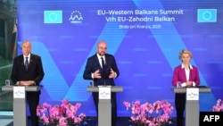 Presidenti i Këshillit Evropian, Charles Michel (në mes), duke folur përkrah kryeministrit të Sllovenisë, Janez Jansa (majtas), dhe presidentes së Komisionit Evropian, Ursula von der Leyen, në Bërdo të Sllovenisë, më 6 tetor, 2021.