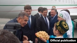 Рустам Минниханов рядом с бизнес-джетом 