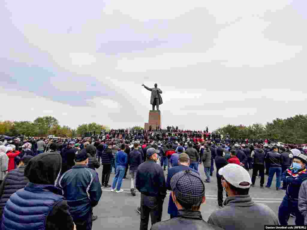 Чечимди &quot;Мекеним Кыргызстан&quot; партиясынан парламенттик шайлоодо талапкер болгон, Ош шаардык кеңешинин төрагасы Жапар Ормонов аянттагыларга окуп берди. 11:30, 6-октябрь, 2020-жыл.