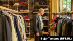 Një person shikon disa nga rrobat e recikluara nga studentët në Pejë.