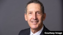 Edvard P. Džozef (Edward P. Joseph), predavač na vašingtonskom Univerzitetu Džons Hopkins i bivši zamenik šefa misije OEBS-a na Kosovu.