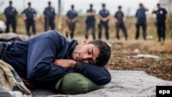 Migrant la granița Serbiei cu Ungaria, așteptând o ipotetică deschidere a frontierei spre Europa.