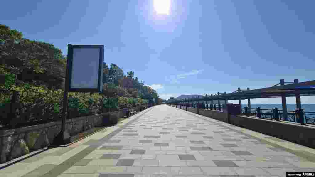 Про ослаблення місцевого турбізнесу свідчить наявність вільних рекламних площин на набережній. Судак, Крим, початок червня 2025 р.