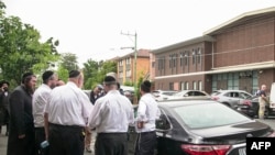 Članovi jevrejske zajednice u blizini mjesta požara u sinagogi Adass Israel u Melburnu 6. decembra 2024.