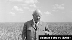  Никита  Хрущев во время посещения одного из целиннных колхзов в Казахской ССР