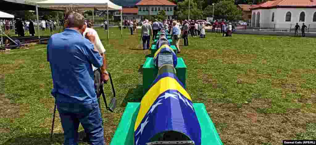Tabuti sa posmrtnim ostacima žrtava pred dženazu