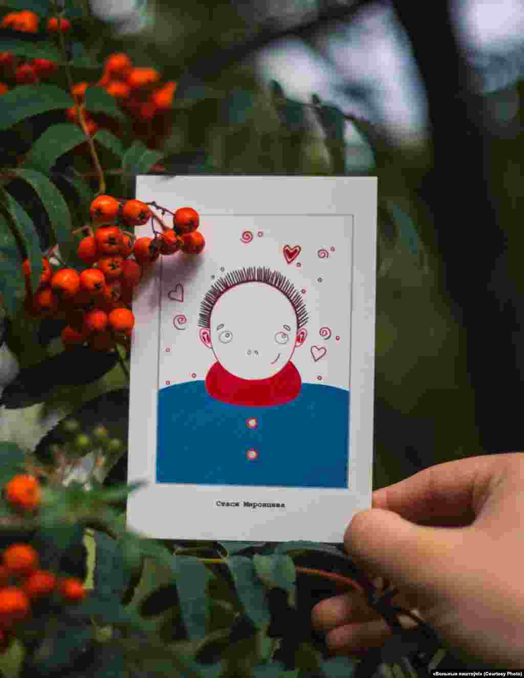 Anastasia Mirontseva művészeti hallgatót 2020 októberében tartóztatták le a nővérével együtt, azzal a váddal, hogy súlyosan megsértették a közrendet. Minimum öt eurót kell fizetni egy képeslapért, így lehet a politikai foglyokat támogatni a&nbsp;BySOL oldalon