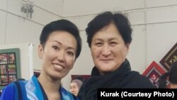 Долбоордун автору Чолпон Аламанова жана катышуучусу Асыл Дуйсекулова.