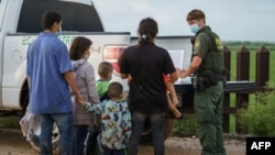 АКШ - Мексика чек арасындагы Америкага кирүүнү көздөгөн мигранттар. 8-июль, 2021-жыл.