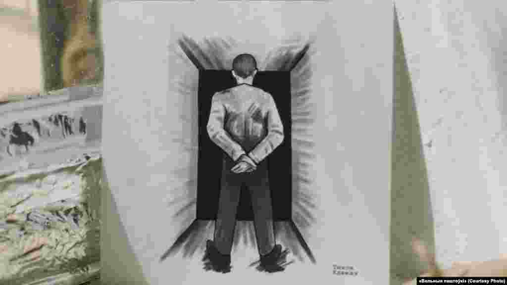 Carte poștală de Tsikhan Klyukach. Un tribunal de la Minsk l-a găsit pe Klyukach vinovat pentru că ar fi desfășurat activități care au perturbat ordinea publică, după ce a pictat&nbsp;graffiti împotriva lui&nbsp; Alyaksandr Lukashenka.&nbsp; Desenele sunt, de obicei, furnizate de rudele deținuților politici, dar uneori sunt trimise de oameni care sunt în legătură cu deținuții. După aceea, echipa Free Postcards transformă aceste desene și citate în cărți poștale.