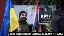 За словами активістів, співачка «розважала окупантів в анексованому Криму» й платить податки в Російській Федерації, з яких фінансується російська армія