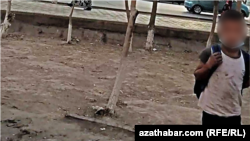 Мальчик просит милостыню. Лебап