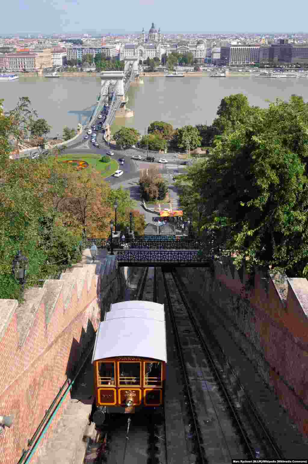 A siklón közlekedő mai kocsiknak neve is van: Gellért és Margit. A képen a BS1 &bdquo;Margit&rdquo; kocsi és a budapesti panoráma látható, a fotó 2009-ben készült.