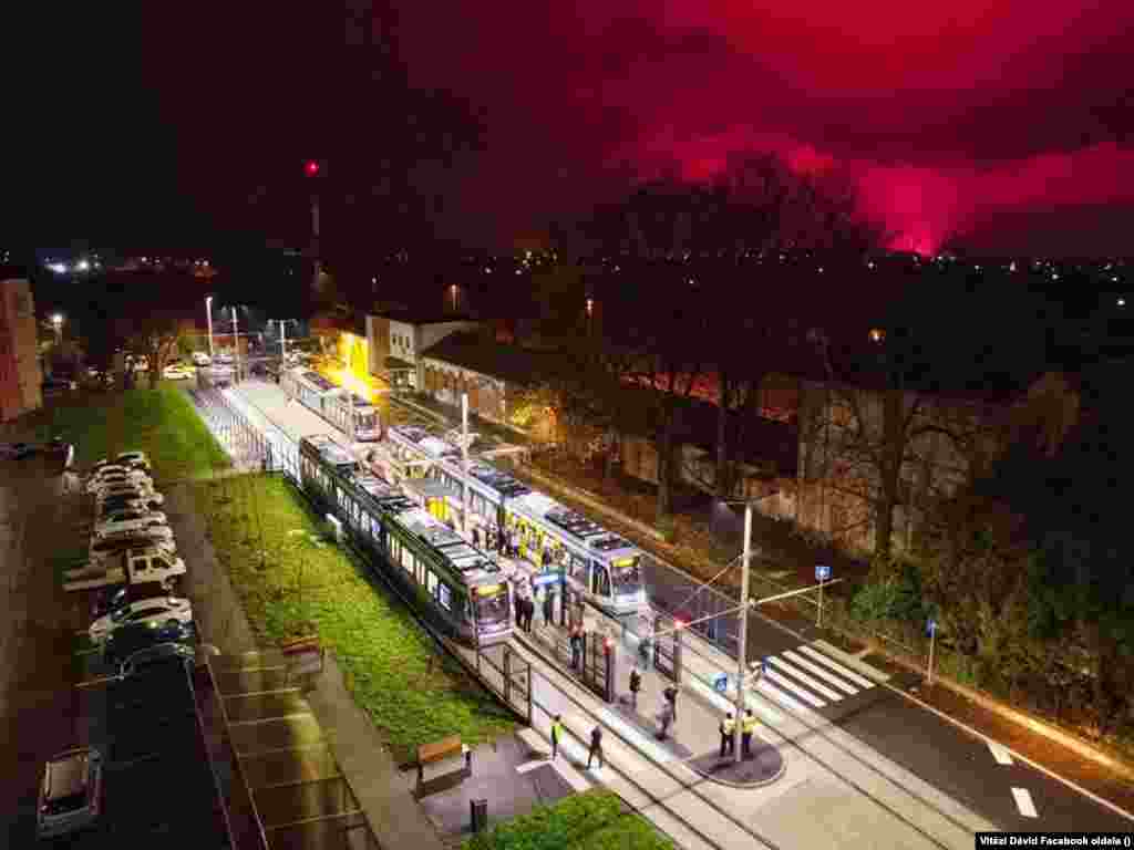 November 29-én hajnali 3 óra 31 perckor indult útjára a tram-train&nbsp;utasforgalmi próbaüzemben. Az indulásnál Palkovics László&nbsp;innovációs és technológiai miniszter és Lázár János, a térség fideszes országgyűlési képviselője, a közlekedési beruházás kormánybiztosa is jelen voltak.&nbsp;&bdquo;Politikai potyautasok is utazhatnak&rdquo; &ndash; utalt Lázár a tavaszig tartó ingyenes utazásra&nbsp;