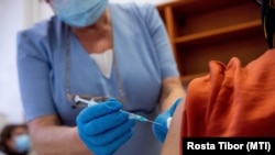 Harmadik oltást ad be egy ápoló a békéscsabai Réthy Pál kórházban 2021. november 24-én.