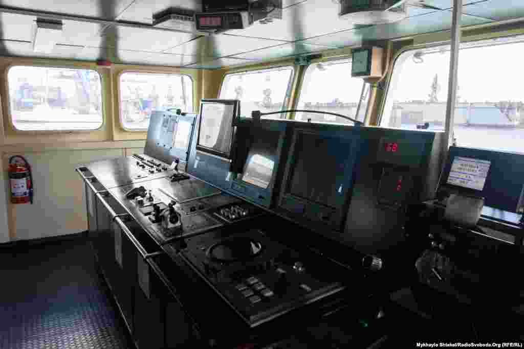 Навігаційне обладнання &laquo;Бориса Александрова&raquo; &ndash; радар, сонар,&nbsp;GPS-система. У науковців є своя апаратура, в тому числі сонар &ndash; більш налагоджена для їхніх потреб. В тому числі, можна побачити кількість риби навколо судна