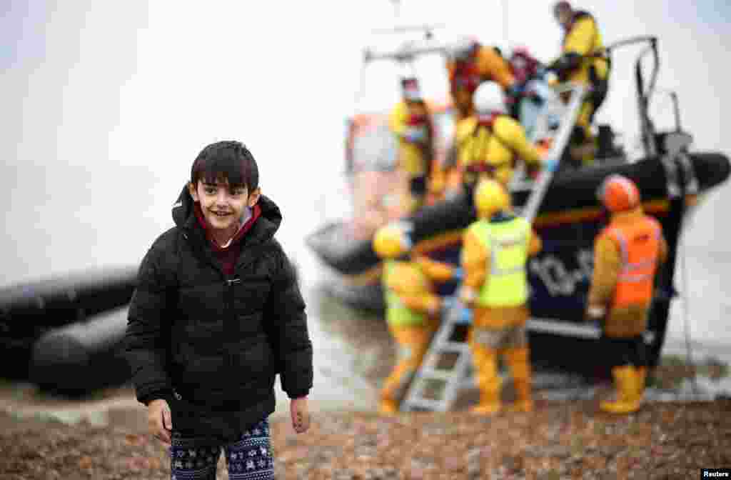 Míg az EU a belarusz-lengyel határon kialakult patthelyzetre összpontosított az elmúlt hetekben, addig újabb menekültválság bontakozott ki Franciaország északi partjainál. A képen egy menekült kisfiú mosolyog, miután egy mentőhajóval kikötöttek Dungeness partjánál