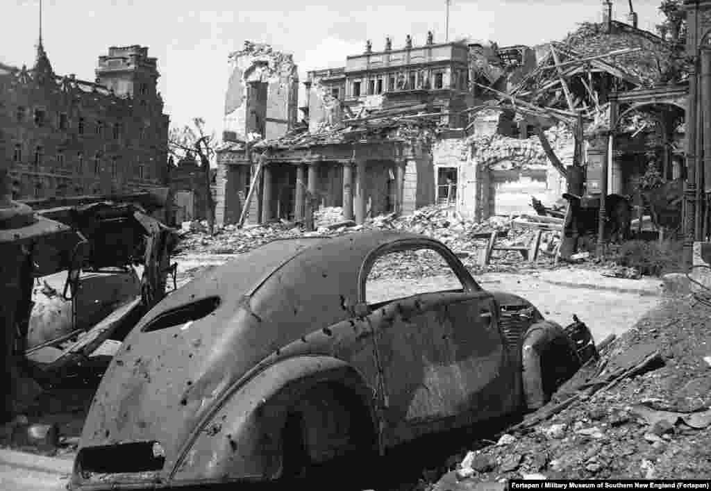 A második világháborúban súlyosan megrongálódott. Szent György tér, balra József Főherceg palotája, szemben a rommá lőtt Sándor-palota, felette a Honvédelmi Minisztérium épületének felső szintje látszik, jobbra a Budai Hegypálya (ma Budavári Sikló) pavilonjának maradványa 1945-ben.