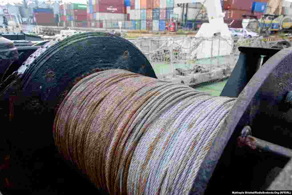 Довжина тросу на головній лебідці 750 метрів &ndash; це максимальна глибина для аналізу і забору води й ґрунту